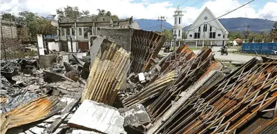  ?? HENDRA EKA/JAWA POS ?? RUSAK PARAH: Sisa-sisa bangunan yang dibakar massa saat kerusuhan di Wamena pada Senin, 23 September lalu.