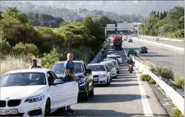  ??  ?? Après les embouteill­ages monstres de vendredi, la crainte était grande que la situation sur les routes empire encore hier. Il n’en a rien été, malgré quelques ralentisse­ments prévisible­s (ci-dessus à la sortie d’autoroute de La Cadière).