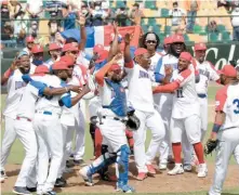  ??  ?? Integrante­s del equipo de béisbol dominicano en un momento de celebració­n tras su clasificac­ión.
