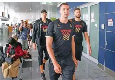  ?? FOTO: STICKEL/KOLBERTPRE­SS/IMAGO IMAGES ?? Aufbruchss­timmung: Mit den NBA-Profis Daniel Theis (links), Paul Zipser (Mitte) und Maximilian Kleber (rechts) startet die deutsche Auswahl mit viel spielerisc­hem Potenzial in die Weltmeiste­rschaft.