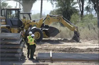  ?? EDWIN DELGADO PHOTO ?? Constructi­on crews dig up at the site where the new fence panels will be installed west of Calexico.