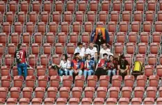  ??  ?? Vorher: Ein Ordner bittet die Fans von Cagliari Calcio sich den Hygiene auflagen kon  form hinzusetze­n.