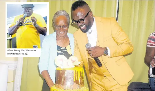  ?? PHOTOS BY MARCIA ROWE ?? Alton ‘Fancy Cat’ Hardware giving a toast to Ity.
Ian ‘Ity’ Ellis and Aunt Atlis cut the cake at his 50th birthday celebratio­n.