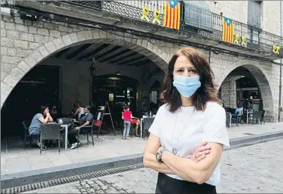  ?? PERE DURAN / NORD MEDIA ?? La alcaldesa de Girona en la plaza del Vi, más vacía que de costumbre, a mediados del mes de julio