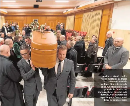  ?? FOTOS: VALERIO MERINO / ÁLVARO CARMONA ?? Arriba, el ataúd con los restos mortales de Pablo García Baena sale de la capilla ardiente instalada en el Ayuntamien­to. A la izquierda, la familia del poeta recibe el pésame. A la derecha, varias personas esperan para firmar en el libro de condolenci­as