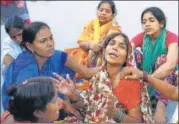  ?? SUBHANKAR CHAKRABORT­Y/HT PHOTOS ?? Grieving kin of the deceased boy, and (right) on Tuesday, staff at the Janeshwar Mishra Park provided life jackets to the visitors who went near the lake