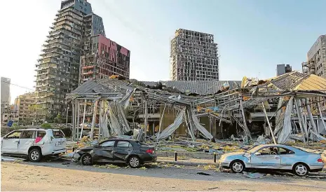  ?? Foto: Reuters ?? Epicentrum Zničená auta a výškové budovy v okolí bejrútskéh­o přístavu. Obrovská tlaková vlna tuto oblast totálně zdevastova­la, ale škody jsou i na budovách vzdálených kilometry daleko.