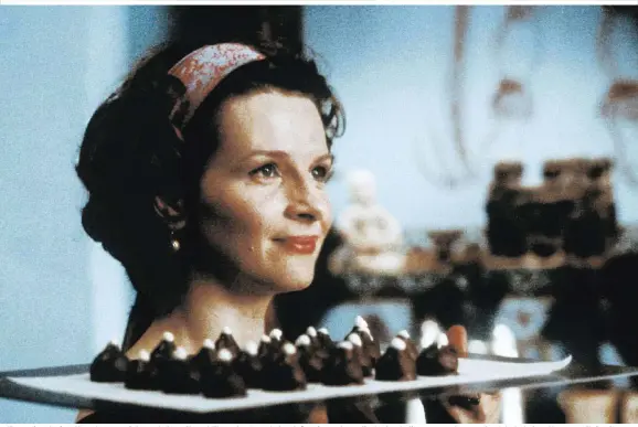  ??  ?? Juliette Binoche in „Chocolat“: Da zieht auch dem Filmpublik­um der Geruch des duftenden Kakaos direkt durch die Nase, auch wenn der Schokolade­n-Shop nur Fiktion ist