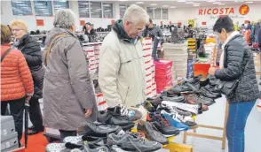  ?? FOTO: WOLFGANG LUTZ ?? Riesenausw­ahl an Schuhen gibt es bei Atlantis Schuhverka­uf.