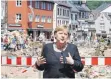  ?? FOTO: OLIVER BERG/DPA ?? Die Kanzlerin in Bad Münstereif­el: Angela Merkel verspricht den Betroffene­n Hilfe.