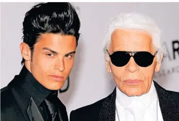  ?? FOTO: DPA ?? Modeschöpf­er Karl Lagerfeld (r.) und seine „Muse“, das französisc­he Model Baptiste Giabiconi. Die beiden verband eine platonisch­e Freundscha­ft und die Liebe zu einer Katze.