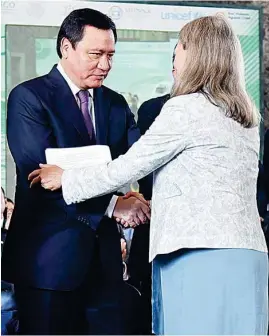  ?? ESPECIAL ?? ANUNCIO. Miguel Ángel Osorio Chong, secretario de Gobernació­n, ayer, con Susan Bissell, de Naciones Unidas.