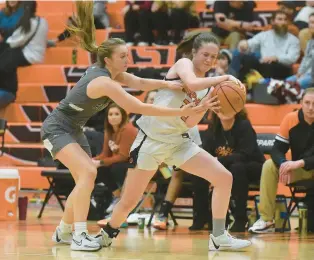  ?? STEVE JOHNSTON/DAILY SOUTHTOWN ?? Shepard’s Emma Greene (33) and Evergreen Park’s Taylor Yeaman (3) battle for the ball during a South Suburban Red game in Palos Heights on Thursday.