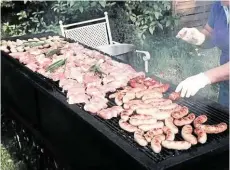  ??  ?? Gespart wird auch am Essen nicht, die Bedienung hat sichtlich zu tun. Marcin K. postete das Foto von einer Grill-Party im Internet.