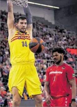  ?? ?? Willy Hernangóme­z se cuelga del aro ante un resignado Cristiano Felicio.