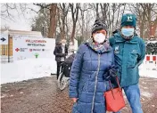  ??  ?? Elisabeth Marx mit ihrem Sohn Christoph ist zufrieden: „Alle waren nett und hilfsberei­t.“