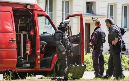  ?? Fotos (2): dpa/Patrick Pleul ?? Beamte eines Sondereins­atzkommand­os der Brandenbur­ger Polizei am Mittwoch in Eisenhütte­nstadt
