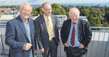  ?? FOTO: FELIX KÄSTLE ?? Drei Landräte beim Fototermin: (von links) Siegfried Tann, Lothar Wölfle und Martin Herzog.