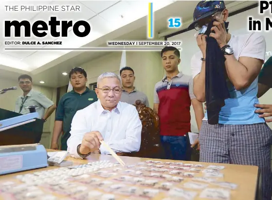  ?? BOY SANTOS ?? PDEA chief Aaron Aquino (left) presents alleged online drug dealer Jovet Atillano in a press conference yesterday.