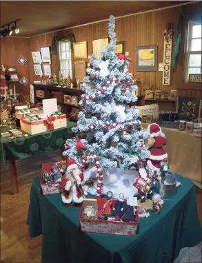  ?? H John Voorhees III / Hearst Connecticu­t Media ?? A holiday bazaar in the Carriage Barn will also be part of Keeler Tavern Museum’s upcoming exhibit “A Family Christmas at the Cannon Ball House.”