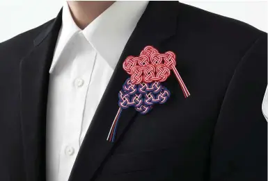  ??  ?? Mizuhiki. Un broche para los invitados VIP de la pasada Copa del Mundo de Rugby de Japón 2019.
Window. Su primera pieza para la colección de relojes de pulsera de TEN:TEN, que este
año ha crecido con Buckle.