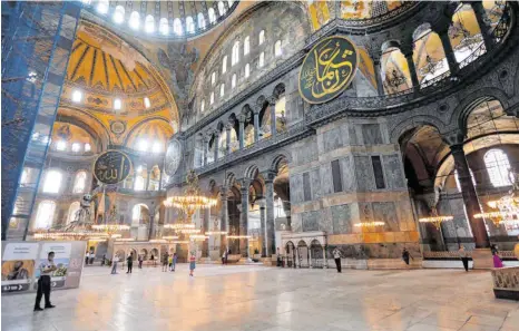  ?? FOTO: XINHUA/IMAGO IMAGES ?? Die Hagia Sophia in Istanbul wird zur Moschee umgewandel­t. In Istanbul gibt es für diese Entscheidu­ng große Zustimmung, außerhalb der Türkei stößt sie auf Kritik. Christlich­e Kunstschät­ze drohen zu verschwind­en.