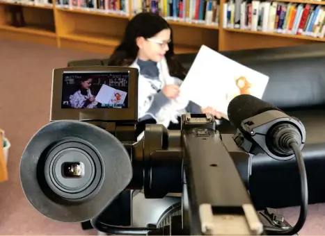  ?? Photo : Gracieuset­é École Sainte-agathe ?? Allie Vermette, élève à l’école Sainte-agathe, en pleine présentati­on d’un livre.