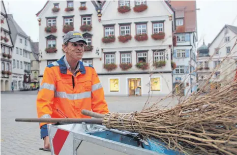  ?? FOTO: TANJA BOSCH ?? Straßenkeh­rer müssen hart arbeiten, werden aber schlecht bezahlt. So wie ihnen geht es Millionen von Menschen in Deutschlan­d.