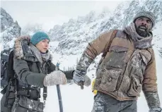  ?? FOTO: KIMBERLEY FRENCH ?? Alex (Kate Winslet) und Ben (Idris Elba) überleben eine Bruchlandu­ng. Dass sie sich näher kommen, hat seine Tücken.