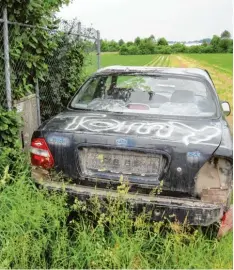  ?? Foto: Franz Tobiasch ?? Zwischen Westendorf und Ostendorf hat jemand ein Schrottaut­o abgestellt. Die Poli zei ermittelt jetzt, wem es gehört.