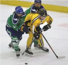  ?? NANCYLANE/HERALDSTAF­F ?? ‘ONE STEP CLOSER’: Boston Pride’s Jordan Juron battles with Connecticu­t Whales’ Allie Lacombe and Laurie Hill on Sunday.