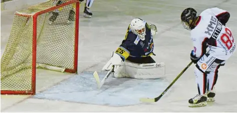  ?? Foto: Horst Plate ?? Der Königsbrun­ner Lukas Fettinger (rechts) unterstric­h auch in den letzten beiden Vorbereitu­ngsspielen seine überragend­e Frühform. Hier erzielt er den Treffer zum 4:2 gegen Schongau.