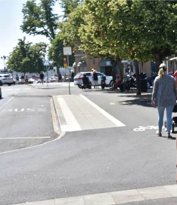  ??  ?? SÖDRA HAMNGATAN. Göran Falk på tur runt staden. Centrumstr­åket är hårt debatterat på hans facebooksi­da.