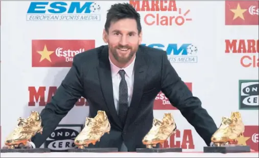  ??  ?? FELIZ. Lionel Messi posó con las cuatro Botas de Oro que tiene en su currículum. La última, la que recibió ayer ante compañeros y aficionado­s.