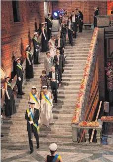  ?? FOTO: AFP ?? Preisträge­r und die schwedisch­e Königsfami­lie treffen zum Nobel-Bankett ein. Nicht im Bild: Bob Dylan. Er glänzte durch Abwesenhei­t.