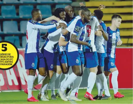  ??  ?? Os jogadores do FC Porto festejam um dos golos do triunfo sobre o Santa Clara, nos Açores