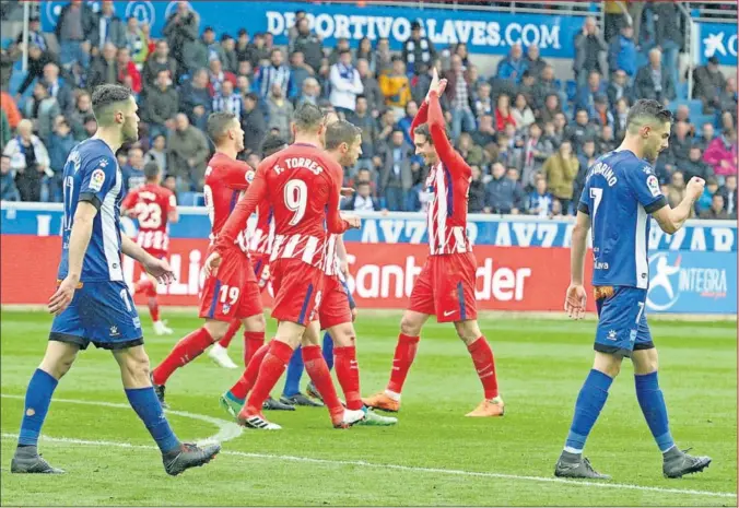  ??  ?? ALEGRÍA. Lucas, Torres, Gabi y Vrsaljko se felicitan tras el gol de Gameiro, que valió el triunfo del Atlético y le permite mantener la distancia con el Madrid.