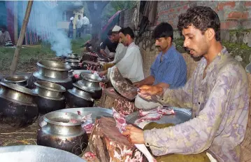  ?? — H.U. NAQASH ?? Cooks prepare wazwan, the traditiona­l Kashmiri celebrator­y meal, ahead of a wedding in Srinagar.