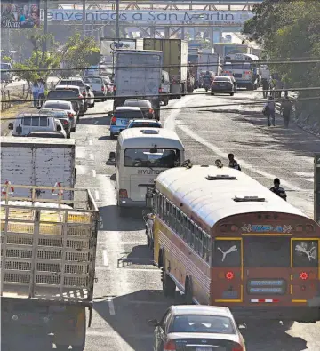  ??  ?? TRÁFICO. EL CIERRE DE LA CARRETERA, PARA PROCESAR ESCENA, PROVOCÓ QUE EL MIÉRCOLES EN LA NOCHE Y AYER EN LA MADRUGADA NINGÚN VEHÍCULO PUDIERA CRUZAR SAN MARTÍN.