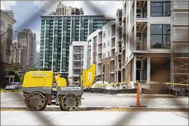  ?? ALYSSA POINTER/APOINTER@AJC.COM ?? Building continues May 14 on the AMLI apartments at 3450 Roxboro Road NE in Atlanta’s Buckhead neighborho­od. An average one-bedroom apartment in Atlanta rents for over $1,400, an expert said.