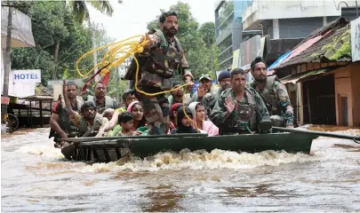  ?? – ARUN CHANDRABOS­E ?? Army personnel evacuate local residents in Aluva, Kochi.