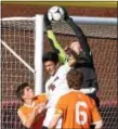  ?? AUSTIN HERTZOG - DIGITAL FIRST MEDIA ?? Perkiomen Valley’s Andrew Daubenspec­k rises up to catch the ball at his near post in traffic Saturday against Conestoga.