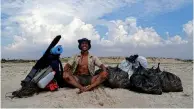  ??  ?? Mohamed Oussama Houij a entrepris de nettoyer 30 plages en Tunisie, en parcourant 300 km malgré la canicule. Photo prise le 26 juillet 2018 sur la plage de Nabeul