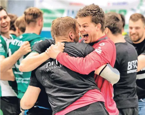  ?? RP-FOTO: RALPH MATZERATH ?? Völlig losgelöst: Auch die beiden Torhüter Fabian Bremer und Alexander Riebau jubelten mit sich und der Welt um die Wette.