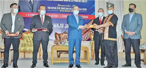  ??  ?? Hajiji presenting the appointmen­t to native chief Robert Leo, 63, during the ceremony. Also seen are Jahid (third right) and Bangkuai (right).