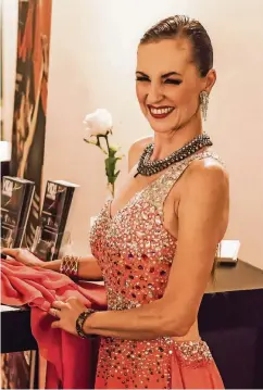  ??  ?? Nicole Nau ist heute ein großer Tango-Star und lebt in Buenos Aires, wenn sie nicht gerade auf Tour ist.