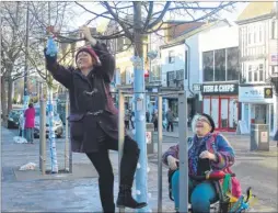  ?? Pictures: Zoe Sparkle and Erin Brown ?? Yarn bombing in Maidstone High Street on Saturday