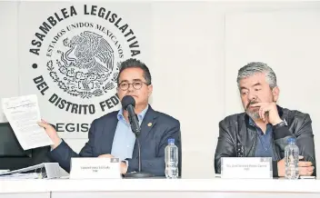  ??  ?? Leonel Luna y Raúl Flores dicen que la Asamblea sólo concentró las peticiones de las diversas dependenci­as por el sismo.