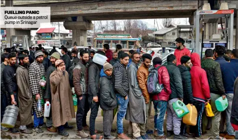  ??  ?? FUELLING PANIC Queue outside a petrol pump in Srinagar