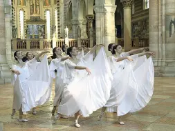  ??  ?? In basilica Una suggestiva immagine del dvd realizzato in basilica di San Zeno: «Misericord­ia - Opera di Dio» è un lungometra­ggio che sarà venduto a partire dai prossimi giorni